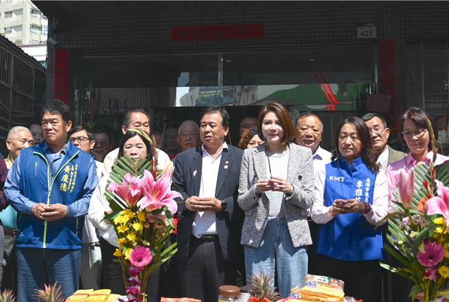 国民党不分区立委陈菁徽（前中）位于高雄左营的服务处12日举行揭牌暨祈福仪式。（林瑞益摄）