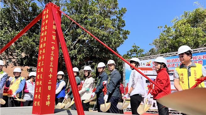 台南市政府消防局第三救災救護大隊將軍分隊的辦公廳舍，使用至今超過35年，由於廳舍老舊、狹小，消防局將易地重建，12日在預定地舉辦動土典禮。（張毓翎攝）