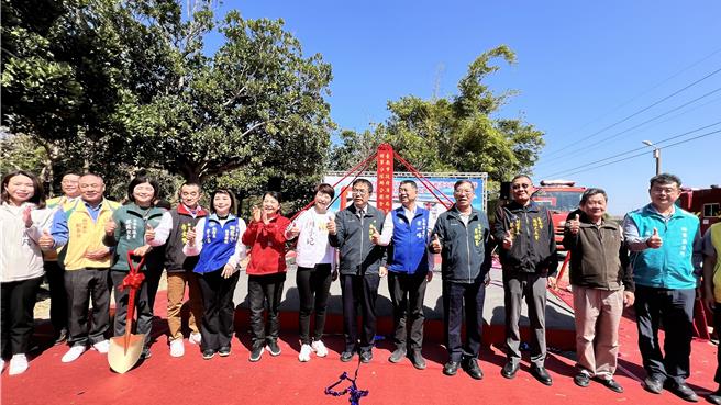 將軍分隊辦公廳舍新建工程今天動土，市長黃偉哲（右七）及立委陳亭妃（右八）等多位地方人士都出席。（張毓翎攝）