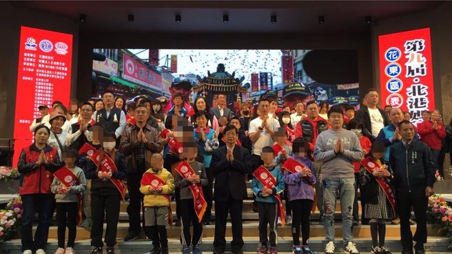 雲林北港朝天宮弘揚孝道，表彰弱勢貧童孝親典範，邁入第9屆的「孝心獎」首次前進花東，今在花蓮吉安國小表揚24名逆風飛翔的學童。（北港朝天宮提供／羅亦晽花蓮傳真）