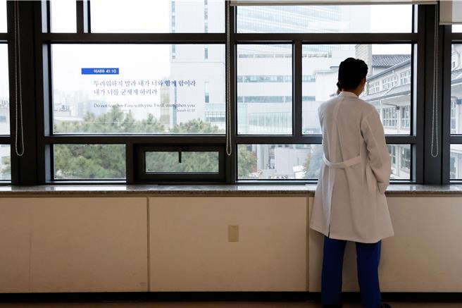 韩国医大教授也表态将集体辞职。  （路透社）