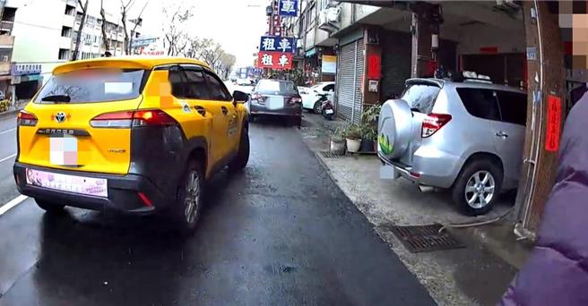 南投25岁吴姓男子日前上午骑车赶考，行经台中市乌日区五光路与新兴路口时，疑因天雨路滑，转弯时不慎自摔。眼见考试将开始，暖警一个箭步拦下行经计程车，7分钟顺利将吴男送抵考场。（民眾提供／潘虹恩台中传真）