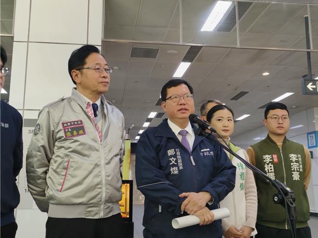 行政院副院长郑文灿12日到桃园出席行程，被问到苏丹红食安事件，郑文灿表示，目前採边境防堵、扩大稽查以及流向追踪3策略。（赖佑维摄）