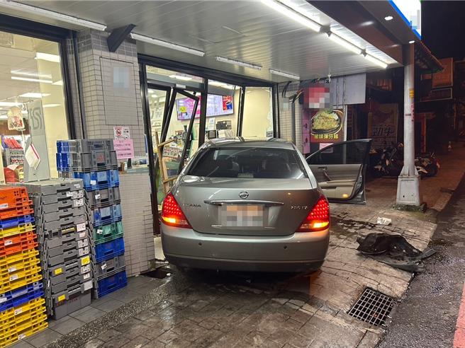 一辆开着自小客车的曾姓男驾驶从冬山要往罗东方向，等红灯时突遭后方车辆高速衝撞，该肇事车辆随后撞进全家便利商店内。（警方提供／吴佩蓉宜兰传真）