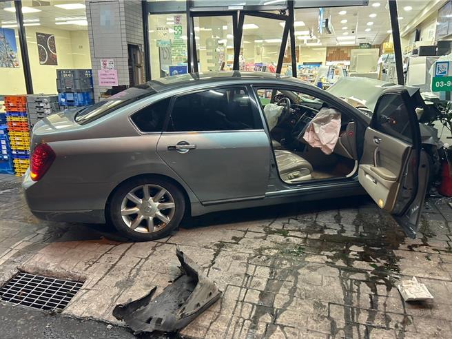 一辆开着自小客车的曾姓男驾驶从冬山要往罗东方向，等红灯时突遭后方车辆高速衝撞，该肇事车辆随后撞进全家便利商店内。（警方提供／吴佩蓉宜兰传真）