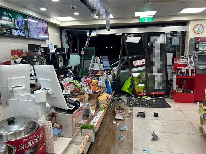 店家整个门框倒塌歪斜，且玻璃碎片散落一地，及一台事务机台也遭波及，所幸没撞到店员和民眾。（警方提供／吴佩蓉宜兰传真）