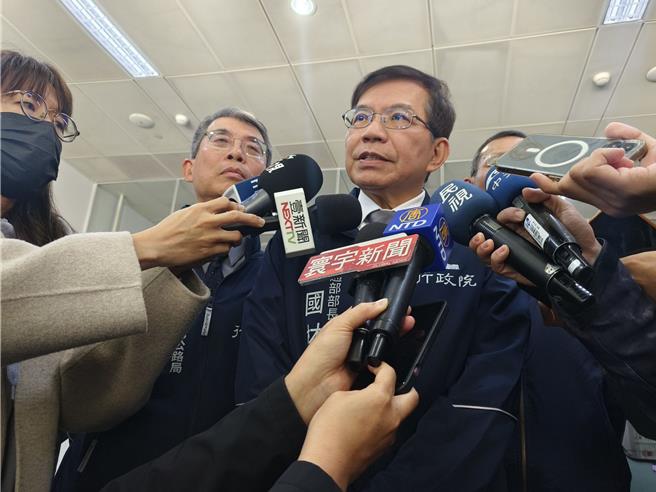 康橋中學校車昨天晚間發生翻覆事件，現場15人送醫、3名學生自行就醫。交通部長王國材12日表示，到底原因是速度過快、操作不當還是其他因素，運安會已經在調查，公路局早上10點也在查核，詳細原因等查出來再對外說明。（賴佑維攝）