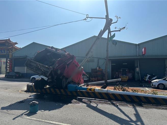 吳女駕駛垃圾車自撞分隔島。（蘆洲警分局提供／張鎧乙新北傳真）