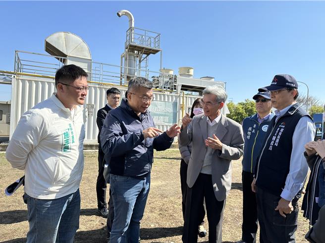 外埔绿能生态园区处理厨余后会产生沼渣、沼液立委蔡其昌推动黑水虻养殖计画，12日邀相关单位会勘。（陈淑娥摄）