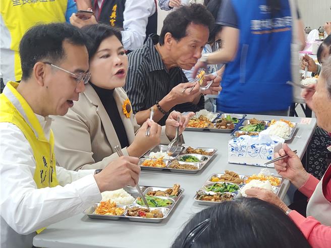 雲林縣長張麗善（左二）與斗南鎮長沈暉勛（左一）今（12日）在斗南鎮一處長青食堂與長者共餐。（周麗蘭攝）