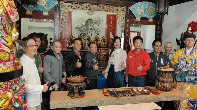 雲林縣縣定古蹟北港鎮集雅軒北管軒社已有百年歷史，20餘年前一批百年文物遭竊，近2、3年在各界協助下陸續找回，12日舉行文物修復開工祈福儀式，重現百年文物風華。（張朝欣攝）