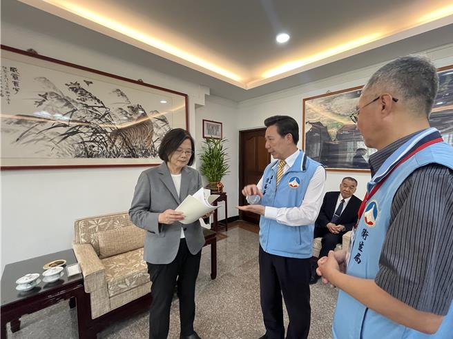 去年823戰役紀念儀式活動當天，金門縣長陳福海(中)親向總統蔡英文(左)報告離島醫院經營困境相關細節，並爭取中央經費挹注。(圖／金門縣政府提供)