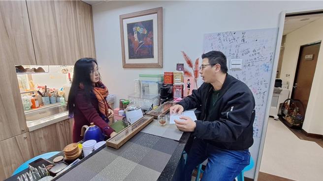 縣府秘書王中聖(右)也多次前往台北參與立委陳瑩(左)召開的協調會。(圖／金門縣政府提供)