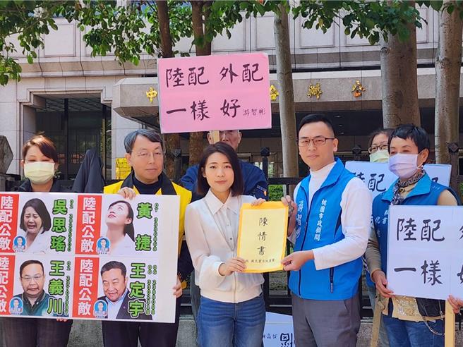 新党递交陈情书给立院三党党团，国民党团由立委徐巧芯接下。（新党提供）