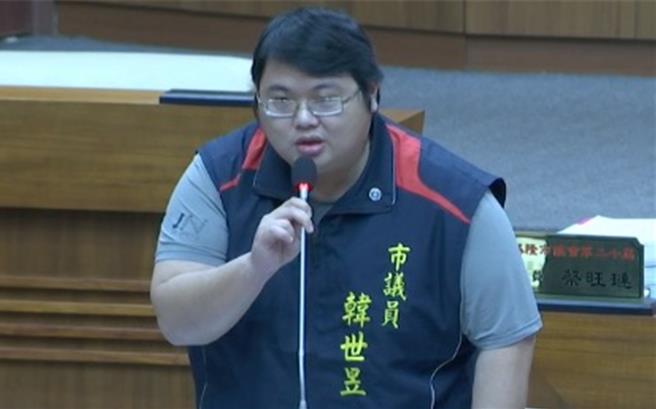 基隆市政府发放三节敬老慰问金，有迁出与年资的限制，对此蓝绿议员均提案建议调整规定。国民党市议员韩世昱主张，若迁回基隆满一年，应可继续累积年数，不应暂时中断就无法请领。（翻摄画面／徐佑升基隆传真）