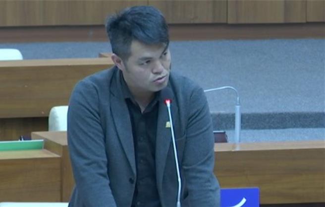 基隆市政府发放三节敬老慰问金，有迁出与年资的限制，对此蓝绿议员均提案建议调整规定。民进党市议员施伟政表示，建议将规定放宽成「设籍且实质连续居住基隆满5年」之65岁市民即可。（翻摄画面／徐佑升基隆传真）