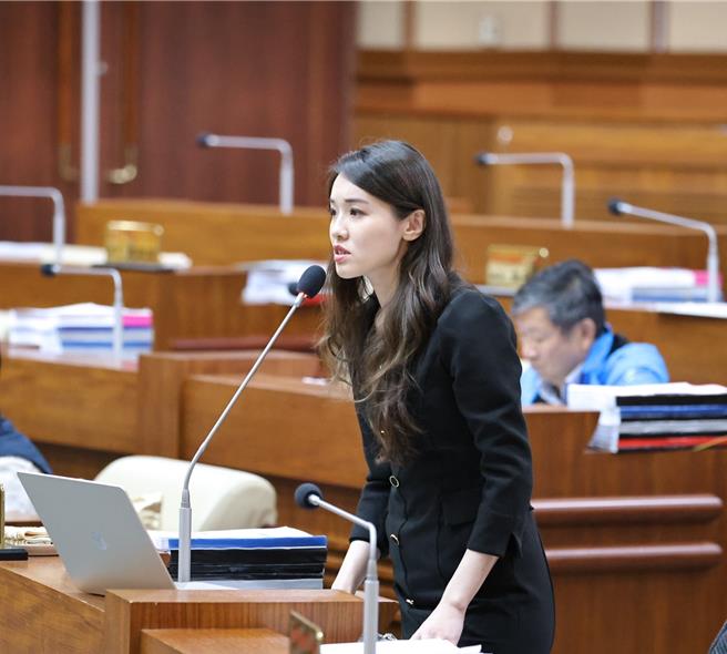 基隆市政府发放三节敬老慰问金，有迁出与年资的限制，对此蓝绿议员均提案建议调整规定。民进党市议员许睿慈指出，基隆65岁人口从2001年的35247人，至今年已经增加到74019人，长者人数成长超过52％，放宽发放限制确实有其必要。（许睿慈办公室提供／徐佑升基隆传真）