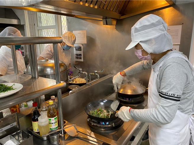 蘇丹紅食安風暴下，台南市教育局3月20日起將邀學校營養師及廚工等單位開辦自製辣椒醬。(台南市教育局提供／曹婷婷台南傳真)