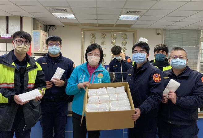 新竹县警察局长宣介慈（左三）亲自将民间友人赠送口罩送往派出所，并呼吁警察同仁口罩戴好戴满。（新竹县警局提供／邱立雅竹线传真）