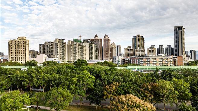 囤房税2.0上路，竹县税务局预佑明年房屋税将减徵800多万元，因非地方自动降税，认中央应补足减徵损失。（罗浚滨摄）