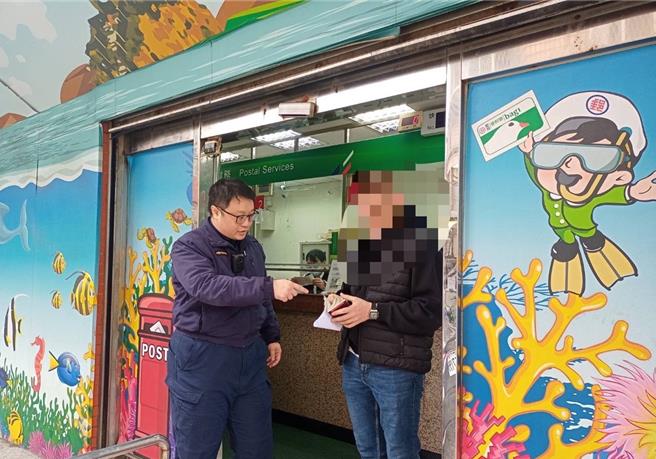 一名法籍男子（右）來台旅遊，誤把ATM補摺機當成護照驗證而插入護照卻無法取回，警方與郵局人員將法籍男子的護照取出，所幸完好無損，該男也相當感謝警方協助。（基隆市警察局提供／徐佑昇基隆傳真）
