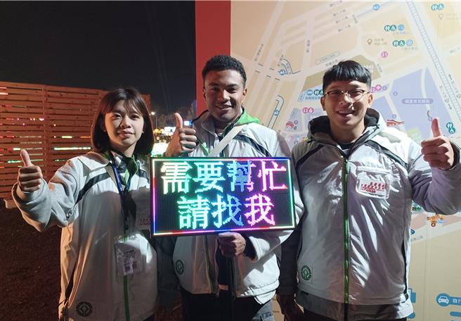 崑山科技大学二年级休运系吴妤宸、视传系谢咏智及电机系林景扬(从左至右)于高铁灯区服务站担任行动志工。(台南市社会局提供／曹婷婷台南传真)