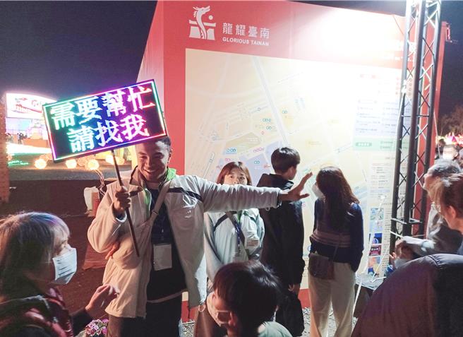 谢咏智热情亲切服务民眾，而且说得一口溜台语，让很多人惊讶。(台南市社会局提供／曹婷婷台南传真)