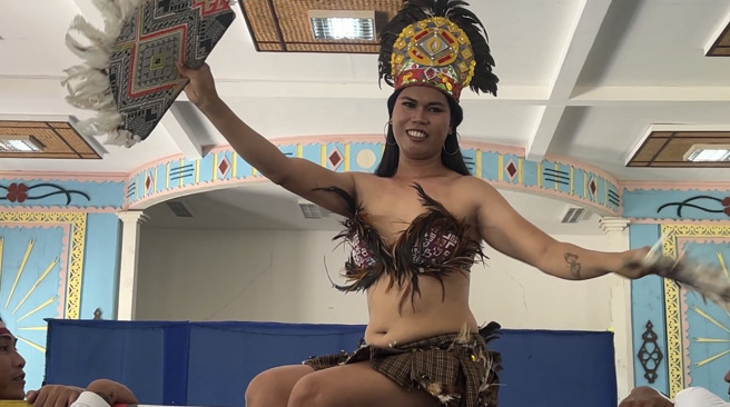 菲律宾巴拉望开心农场监狱囚犯变装表演歌舞娱乐游客