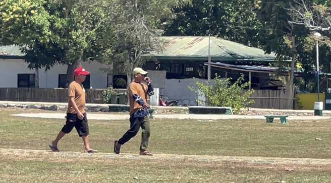 褐色囚服犯可在监狱园区自由行动，不受限制