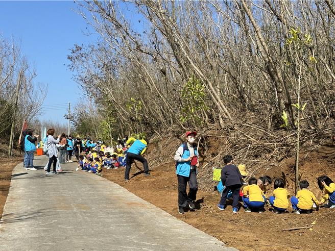 共创植感海岛，澎湖营造绿点植栽响应植树活动。湖西乡公所与乡幼的小朋友们，12日早一起在距离公所不远的寧静农路上种植40株玉兰花树（湖西乡公所提供／许逸民澎湖传真）