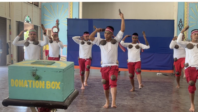 囚犯身上绑椰子壳随轻快旋律敲击起舞