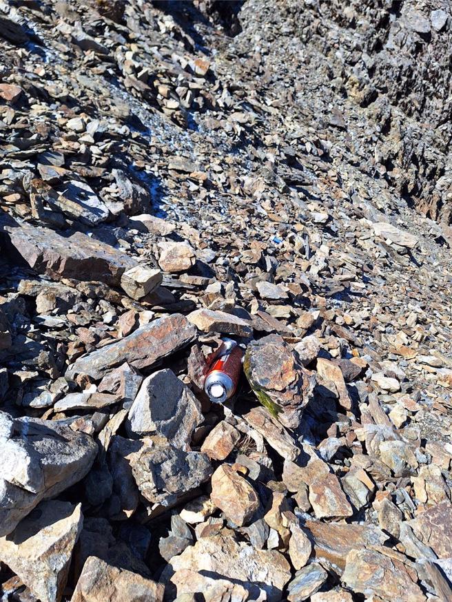 救难人员搜救张忠益夫妇过程中，在玉山南峰三叉峰附近找到疑似夫妻俩遗落物品。（高雄市消防局提供／林雅惠传真）