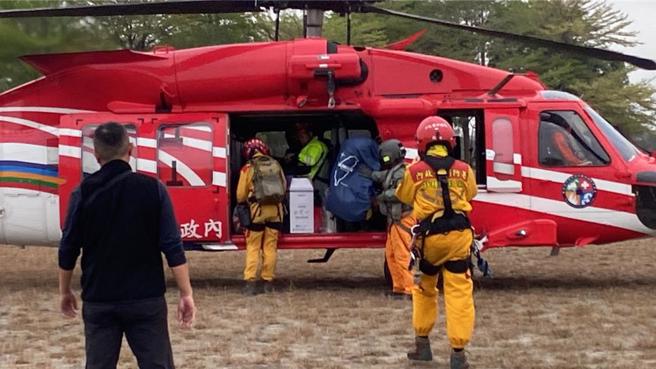 警消会同民间救难人员共10单位今日共出动146人次，另出动5架无人机，上午10点多在三叉峰下方约300公尺处发现夫妇，2人均明显死亡。（高雄市消防局提供／林雅惠传真）