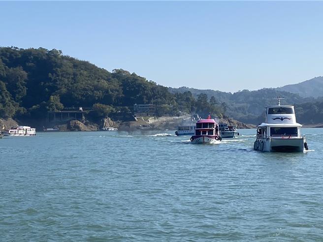 石门水库妈祖及眾神明水上遶境，庇佑风调雨顺水库不缺水。（吕筱蝉摄）