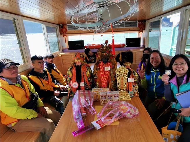 石门水库妈祖及眾神明水上遶境，庇佑风调雨顺水库不缺水。（吕筱蝉摄）