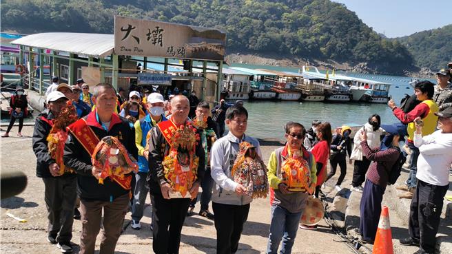 石门水库妈祖及眾神明水上遶境，庇佑风调雨顺水库不缺水。（吕筱蝉摄）