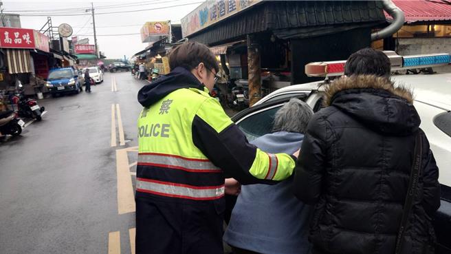 桃园大园90岁郭姓老妇11日下午在仁寿路上路倒，民眾报案请警方协助。（翻摄照片／蔡明亘桃园传真）