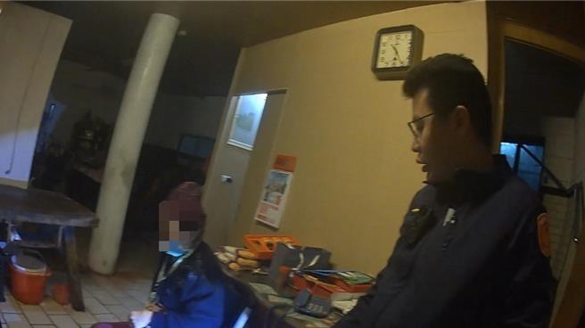 桃園楊梅警方近日接到報案電話，稱有民眾疑似在住家身體不適需要協助，員警立即到場協助送醫。（翻攝照片／蔡明亘桃園傳真）