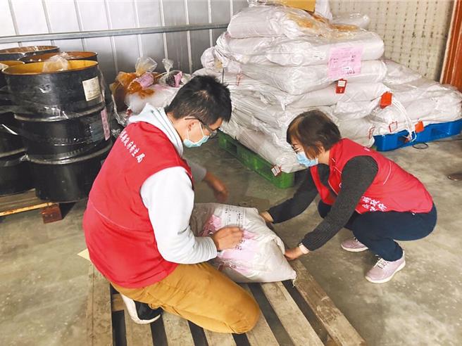 「苏丹红」辣椒粉不法业者设立多家人头公司规避，经济部将比对公司资料库，揪出业者资料给卫福部清查，让其无所遁形。图为南投县卫生局日前到贸易公司仓库清查，有无进货不法业者辣椒粉。(南投县卫生局提供)