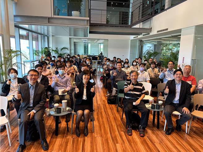 高雄市去年底成立「净零学院」，培育政府、产业净零人才，目前已办理25场次课程，共有超过800人次参训。（高市府环保局提供／洪浩轩高雄传真）