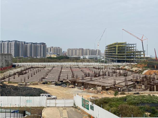 新竹市議員林彥甫12日質疑新竹市國際展演中心將採「設定地上權」方式重新發包，是文化局搞錯設定地上權的本質；市府則強調合規且活絡基地，並無不妥。（陳育賢攝）