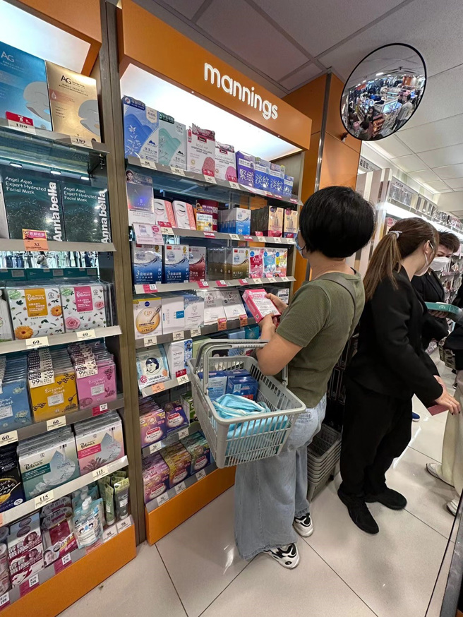 森田药粧在香港知名护理连锁店「万寧」现场照片。（图／森田药粧提供）
