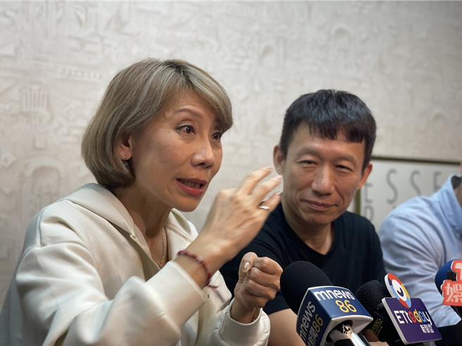 郎祖筠（左）出席春河剧团舞台剧《把我娶回家》媒体探班。（谢佩桦摄）