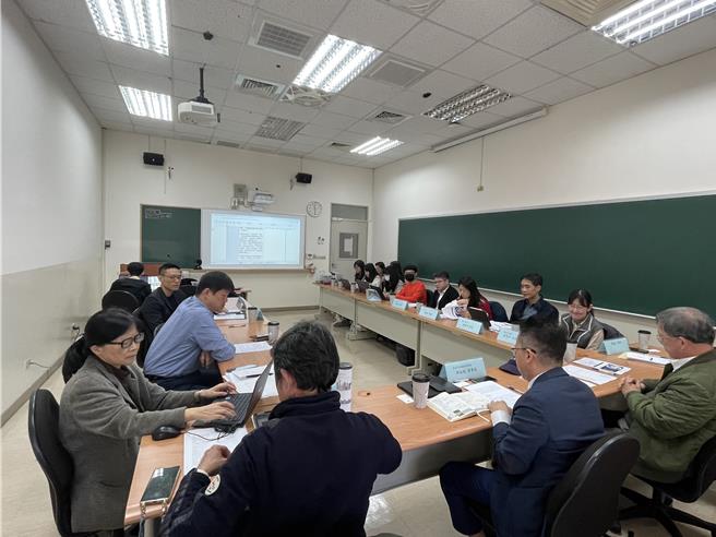 台北市交通安全促进会与台北市交通文教基金会12日邀请10多名专家学者，召开「违规记点制度何去何从」座谈会，与会专家学者分享意见跟看法。（蔡亚桦摄）