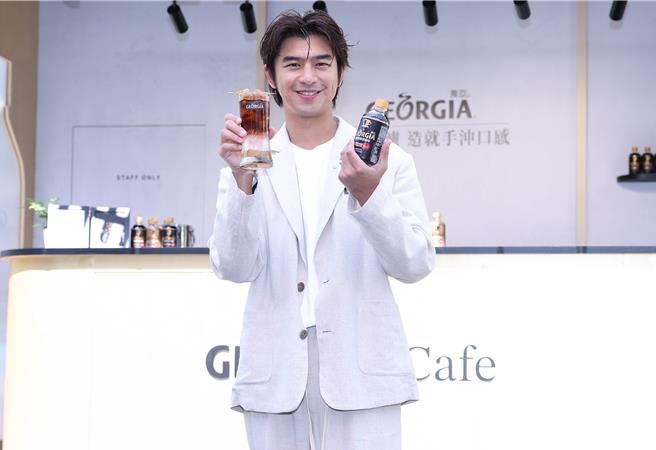 陈柏霖表示自己是属于每天早上都要靠咖啡才算开起一天的类型。（陈俊吉摄）