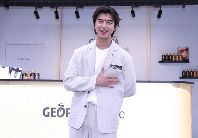 陈柏霖最近工作常常当飞人，只能靠咖啡提神。（陈俊吉摄）