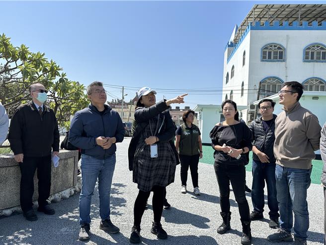 台中海洋生態館力拚年底啟用，不過館前道路卻遲遲無下文，立委蔡其昌12日會勘，協調爭取6600萬元預算。（陳淑娥攝）