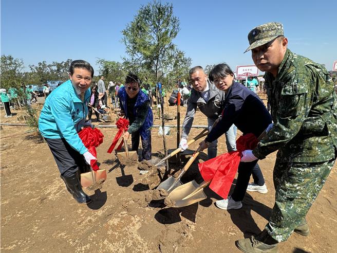 金门地区今日盛大举行植树节欢庆活动，县长陈福海(左一)、立委陈玉珍服务处主任董志谋(左二)、县议员蔡其雍(中)及杨育菡(右二)，与金防部指挥官李定中(右一)共同种下希望之树。(于家麒摄)