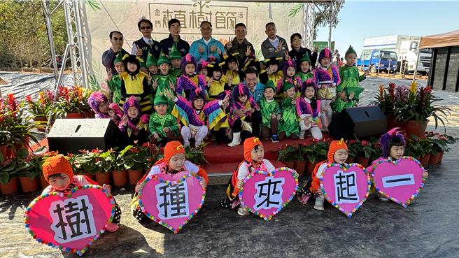 金门植树节欢庆活动由开瑄国小附设幼儿园小朋友，带来可爱活泼的「啄木鸟舞」揭开序幕。(于家麒摄)