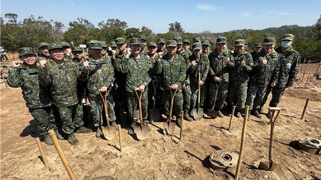 金防部中将指挥官李定中(前排左五)率领国军官兵共襄盛举，再现「军民一家」的往日盛况。(于家麒摄)